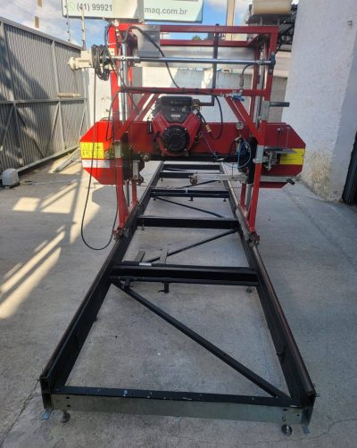 Serra fita horizontal  a gasolina com trilhos.